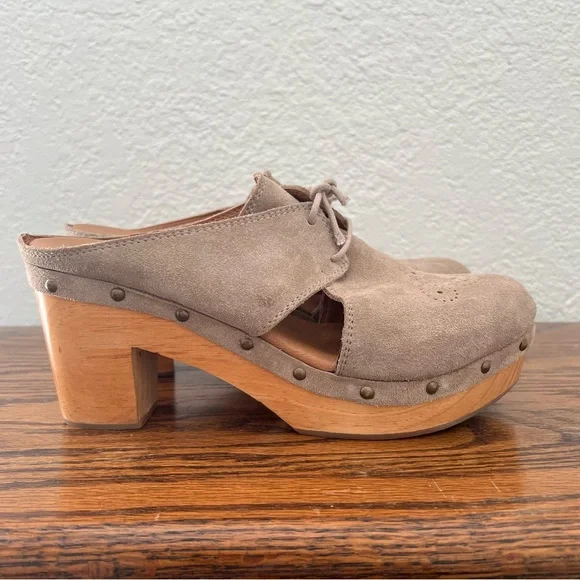 Anthropologie Pilcro Kilty Suede Clog Heels Size 9 Mules & Clogs
